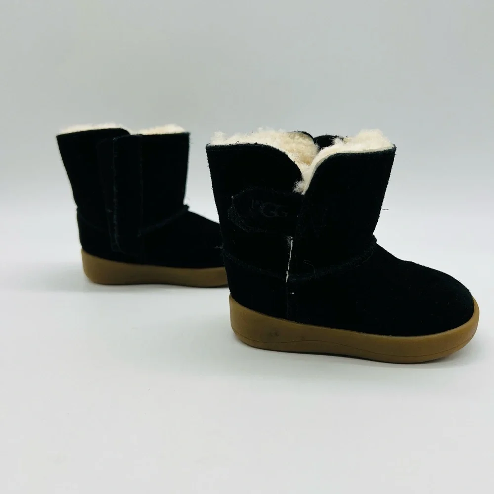 UGG stylish black